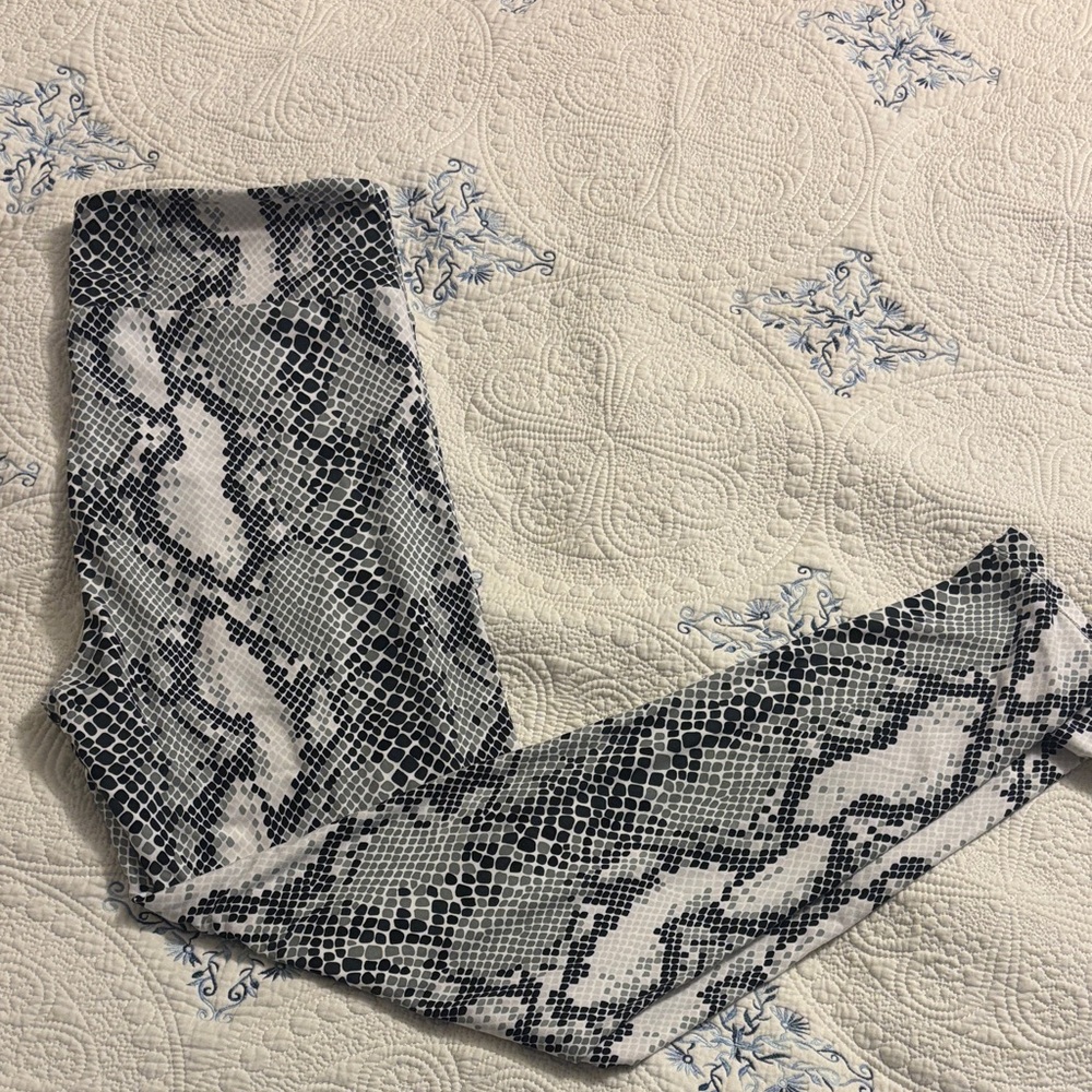 ✨3 for $15 ✨  LuLaRoe Black and White Snake Print Leggings TC